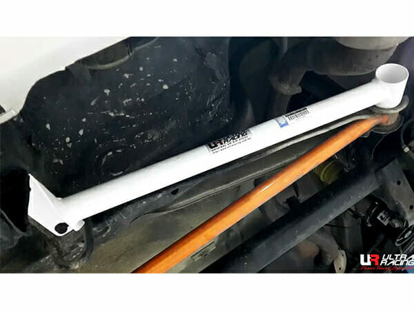 Barra Inferior Trasera Ultra Racing (2918) para Suzuki Solio 1.3 2WD 03-08