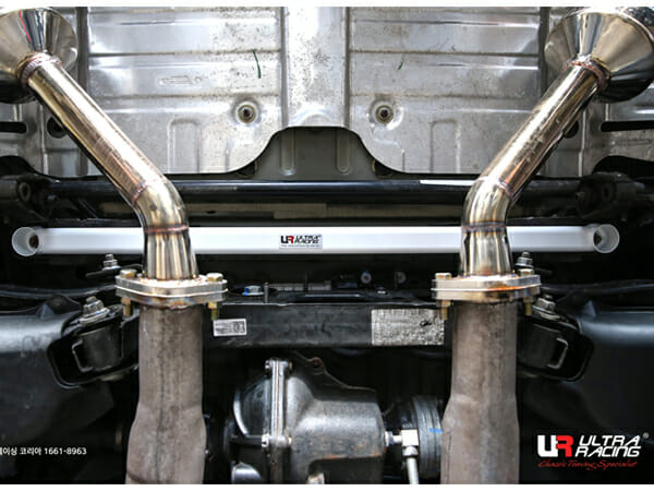 Barra Inferior Trasera Ultra Racing (3812) para Chevrolet Camaro (SS) 6.2 V8 2WD 16+