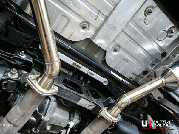Barra Inferior Trasera Ultra Racing (3813) para Chevrolet Camaro (SS) 6.2 V8 2WD 16+