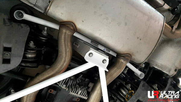 Barra Inferior Trasera Ultra Racing (4004) para BMW G02 (X4) 3.0T 4WD 18+
