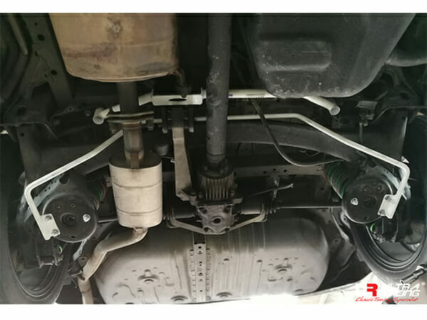 Barra Inferior Trasera Ultra Racing para Toyota Estima (XR50) 2.4 4WD 06+