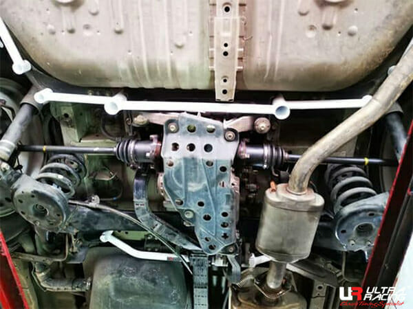 Barra Inferior Trasera Ultra Racing (1789) para Toyota Estima (XR50) 2.4 4WD 06+