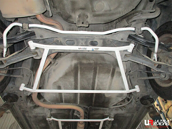 Barra Inferior Trasera Ultra Racing (220) para Proton Perdana 2.0 95-10 2WD
