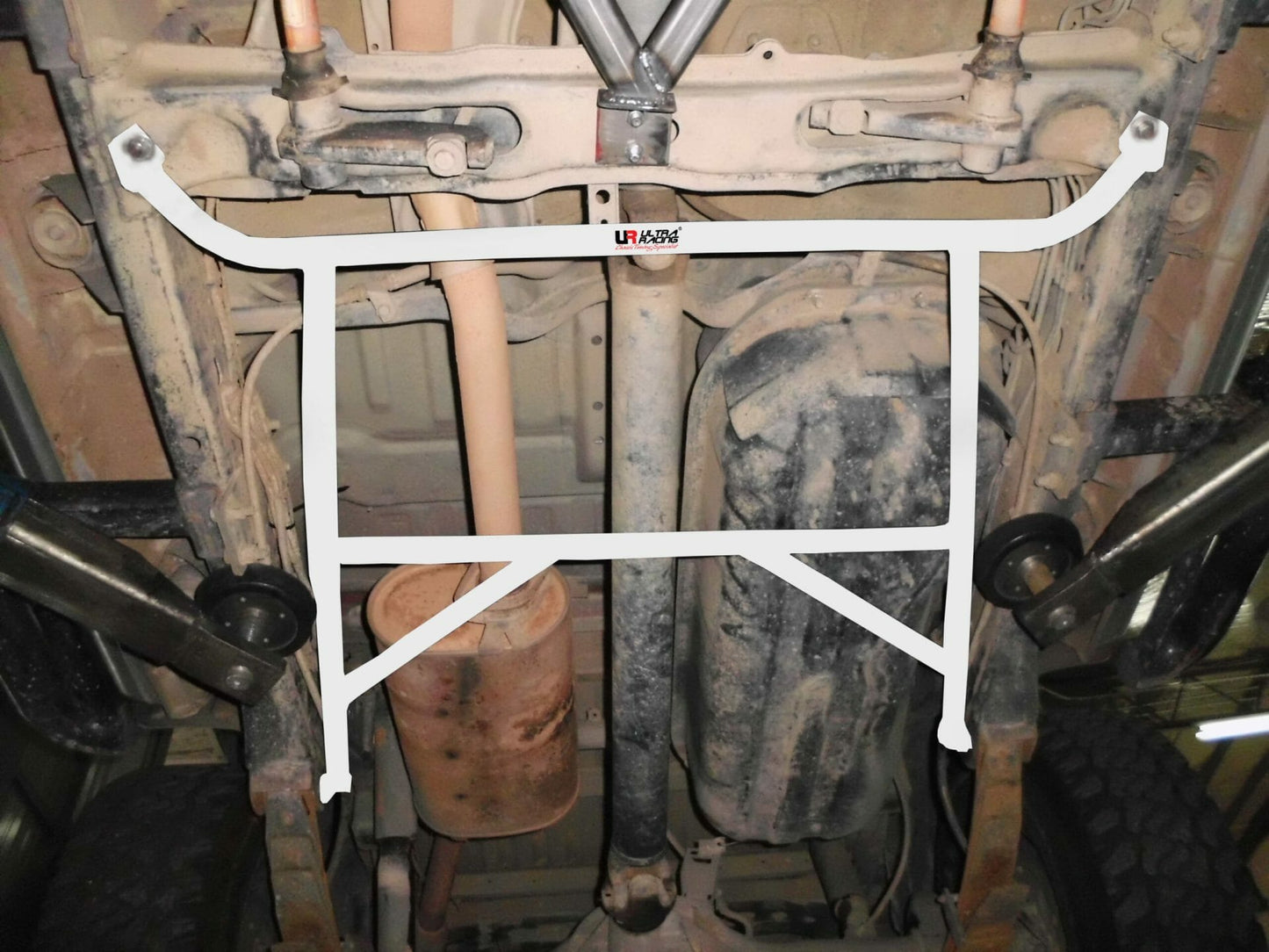 Barra Inferior Trasera Ultra Racing (2599) para Mitsubishi Storm L200 3.0 4WD 96-06