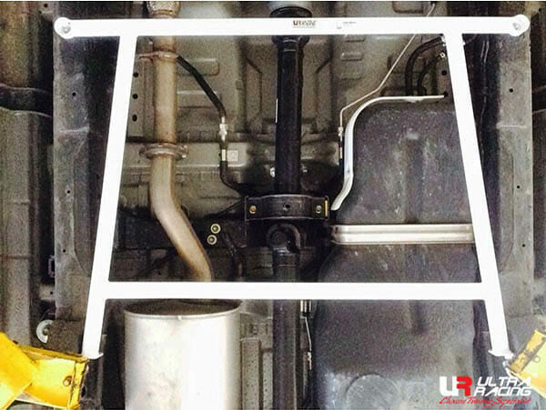 Barra Inferior Trasera Ultra Racing (3150) para Isuzu MU-X (RF10) 2.5 2WD 13-21