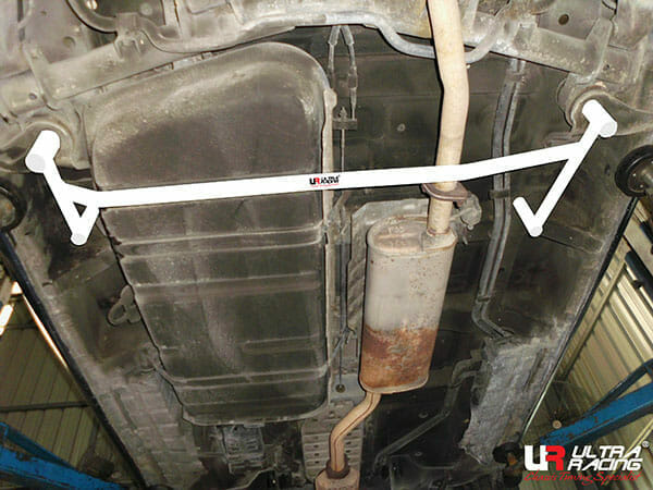 Barra Inferior Trasera Ultra Racing (3188) Hyundai Trajet 2.0 2WD 99-08