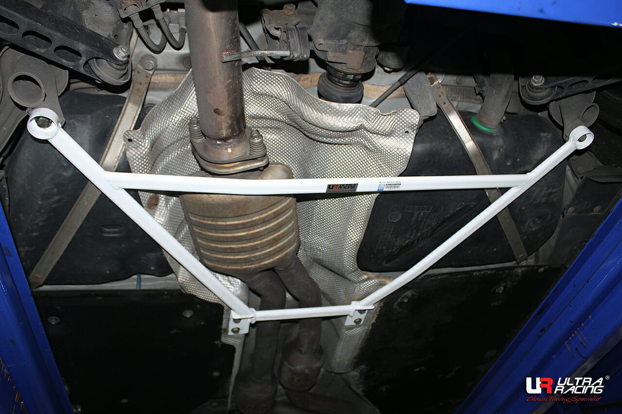 Barra Refuerzo Inferior Trasera Ultra Racing para BMW 1 04-11 E87