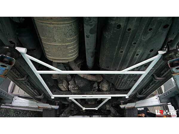 Barra Inferior Trasera Ultra Racing (3807) para Toyota Land Cruiser (J200) 4.5D/4.7 V8 4WD 07-21