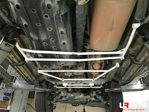 Barra Inferior Trasera Ultra Racing (4030) para Toyota Land Cruiser Prado (J150) 2.7P 4WD 09+