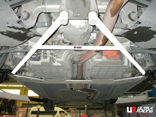 Barra Inferior Trasera Ultra Racing (4047) para BMW 5 G30 (530E) 2.0T 17+