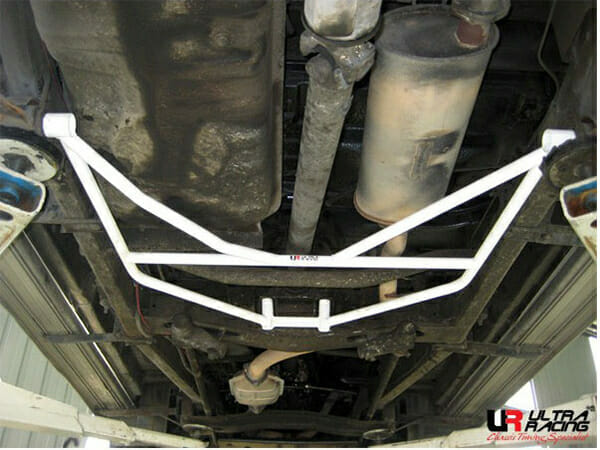Barra Inferior Trasera (905) Ultra Racing para Tata Telcoline (X2) 2.0 MT 88-07