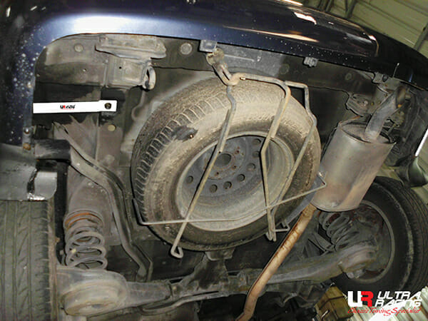 Barra Inferior Trasera Ultra Racing (3189P) para Hyundai Trajet 2.0 2WD 99-08