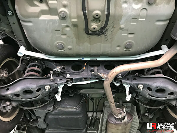 Barra Inferior Trasera Ultra Racing (3349P) para Toyota Harrier (XU60) 2.0T/2.5 4WD 13+