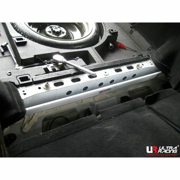 Barra de Torretas Trasera Superior Ultra Racing (833) Toyota Caldina (T240) 2.0T GT4 4WD 02-07