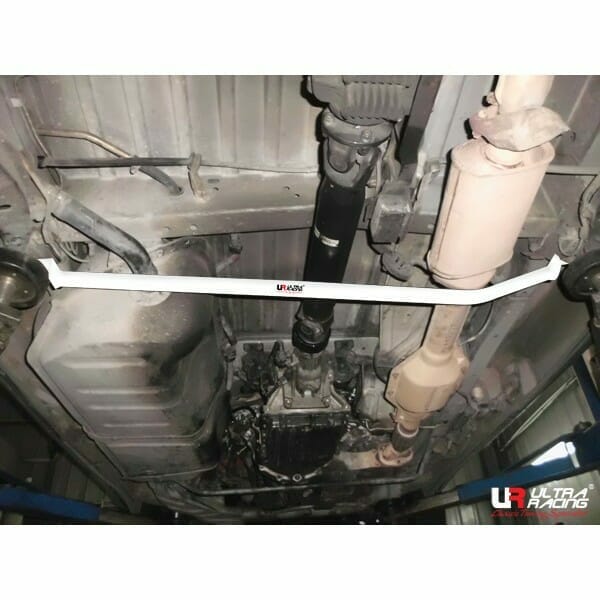 Barra Inferior Trasera Ultra Racing (2040) para Toyota Estima (XR10) 2.4 2WD 90-99