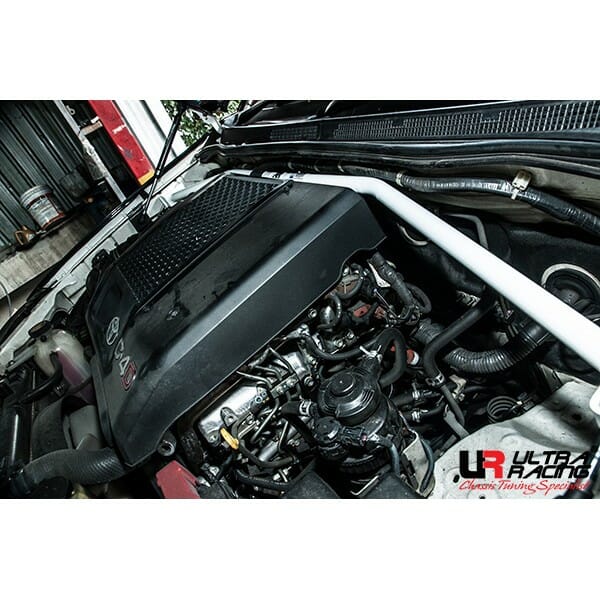 Barra de Torretas Superior Delantera Ultra Racing (2589A) Toyota Fortuner/Hilux (AN50) 12-15