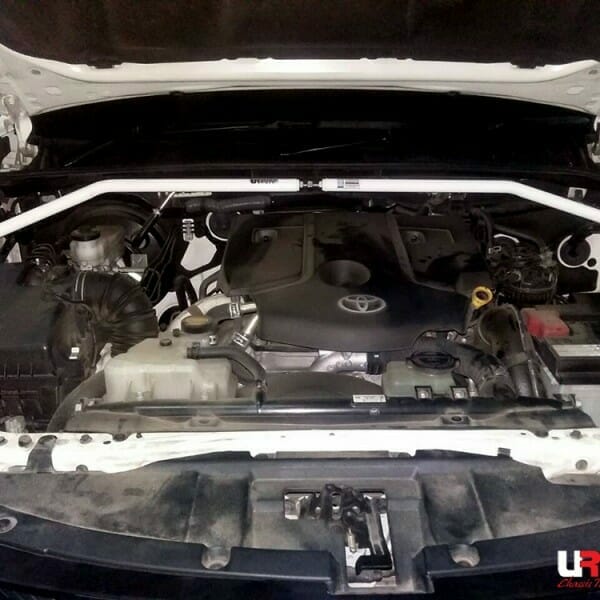 Barra de Torretas Delantera Superior Ultra Racing (3357A) para Toyota Fortuner (AN150) / Hilux