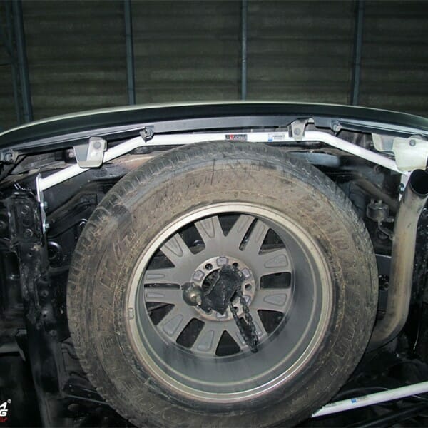 Barra de Torsión Trasera (3366) Ultra Racing Toyota Fortuner (AN150) 15+