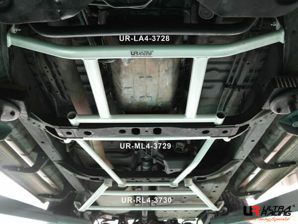 Barra Refuerzo Inferior Central Ultra Racing (3729) Toyota Hilux Surf (N180) 3.0D 4WD 95-02