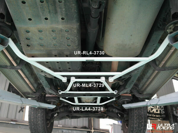 Barra Inferior Trasera Ultra Racing (3730) para Toyota Hilux Surf (N180) 3.0D 4WD 95-02