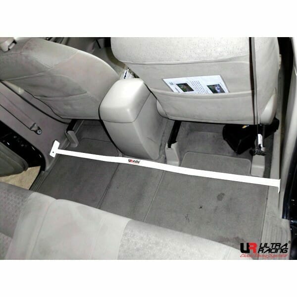 Barra de Refuerzo Trasera Ultra Racing (1727) para Toyota Innova (AN40) 2.0 2WD 04-15