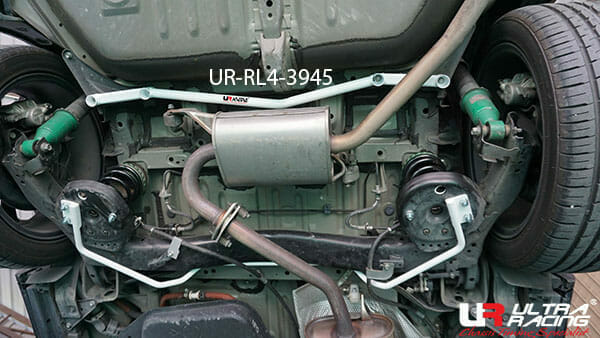 Barra Inferior Trasera Ultra Racing (3945) para Toyota Noah (R80) 1.8/2.0 2WD 14-21