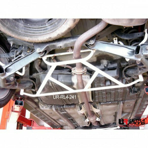 Barra Inferior Trasera Ultra Racing (241) para Toyota Wish (AE10) 2.0 2WD 03-17