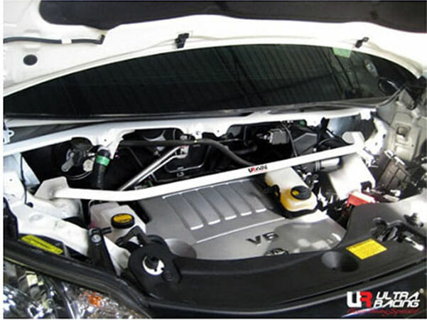 Barra de Torretas Delantera Superior (1021) Ultra Racing para Toyota Alphard/Vellfire (AH20) 3.5 2WD/4WD 08-15