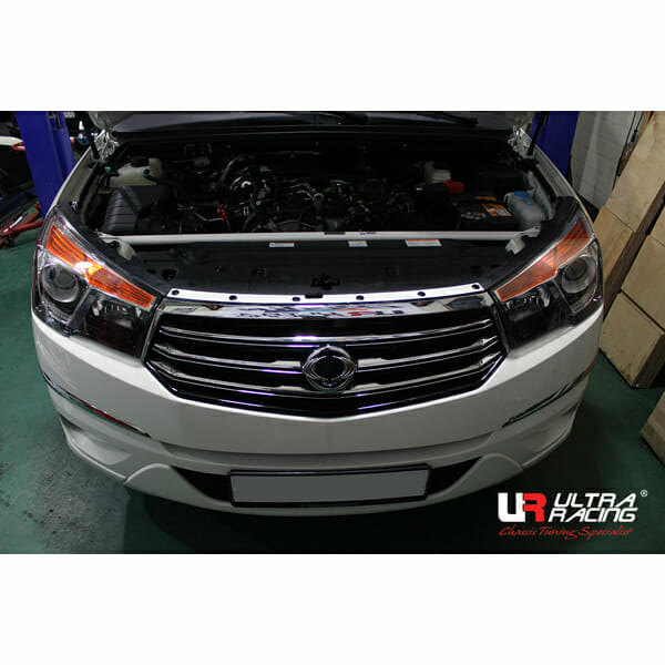 Barra de Torretas Delantera Superior Ultra Racing (2251) para Ssangyong Korando / Stavic 2.0D 4WD 12-18