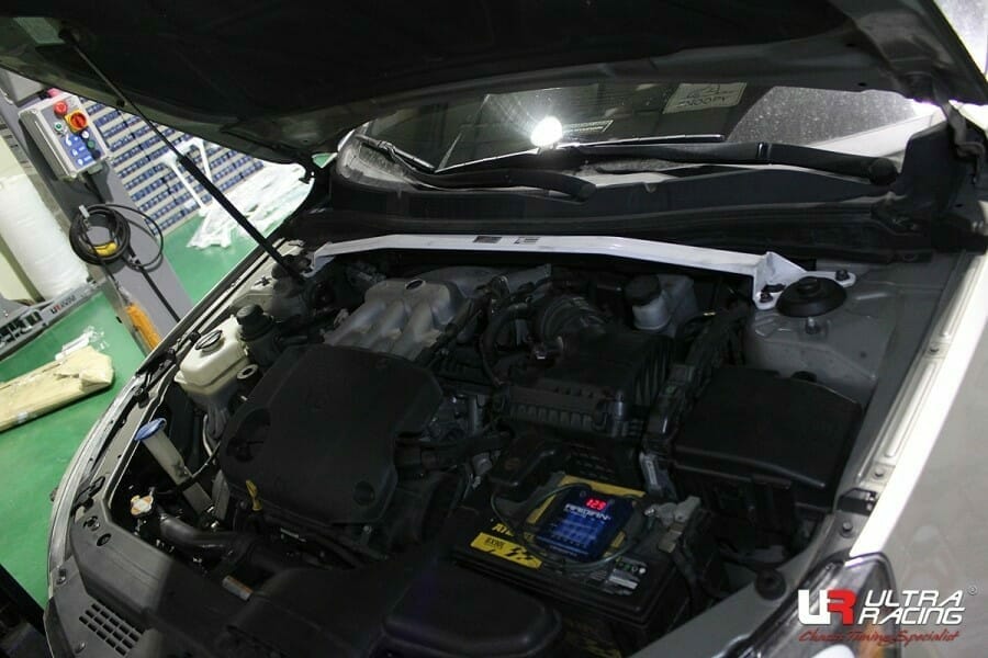 Barra de Torretas Delantera Superior Ultra Racing (2277) para Kia Cadenza (VG) / K7