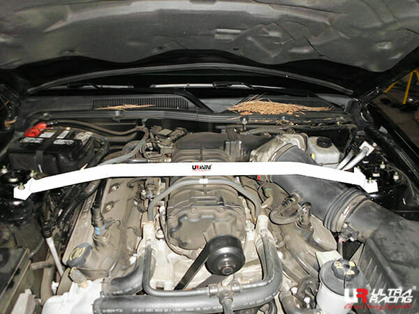 Barra de Torretas Delantera Superior Ultra Racing (2409) para Ford Mustang S-197 (GT500) 5.4 Super Charge 2WD 05–09