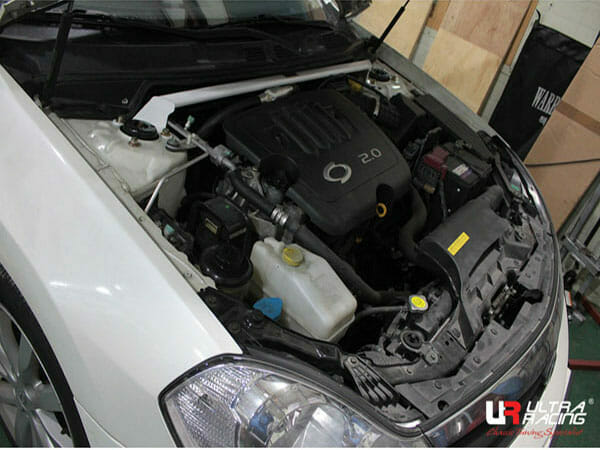 Barra de Torretas Superior Delantera Ultra Racing (2477) para Renault Samsung SM5 (A34R) 2.0 2WD 05-10