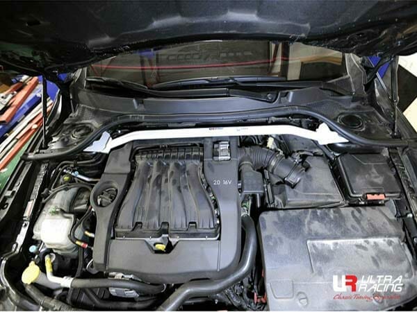 Barra de Torretas Delantera Superior Ultra Racing (3024) para Renault Samsung SM5 (L43) 1.6T/2.0 12-15