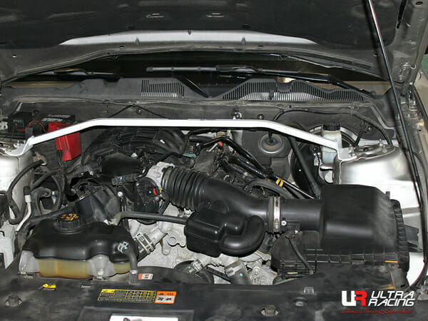 Barra de Torretas Delantera Superior Ultra Racing (3123) para Ford Mustang S-197Ii 3.7 V6 2WD 10-14
