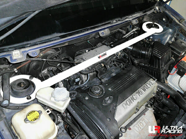Barra de Torretas Delantera Superior Ultra Racing Hyundai Trajet 2.0 2WD 99-08 (3185)