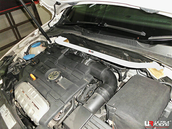 Barra de Torretas Superior Delantera Ultra Racing (3220) VW Golf GTI MK6/A6 (Typ 5K) 1.4 TSI 2WD LHD 09-13