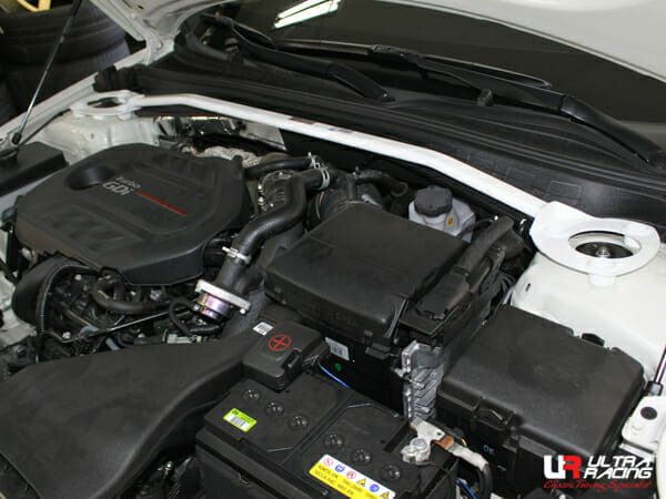 Barra de Torretas Delantera Superior Ultra Racing (3313) Kia K7 (YG) 16-21/Optima 15-20