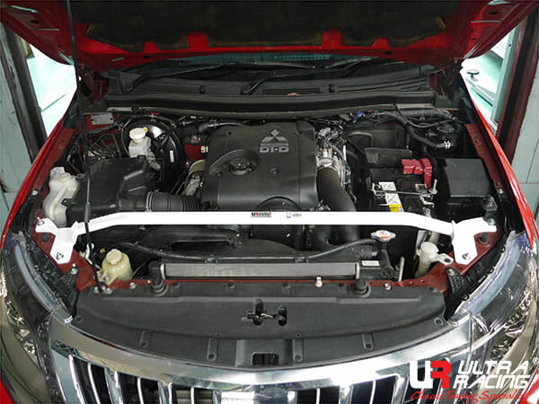 Barra de Torretas Superior Delantera Ultra Racing (3635) para Mitsubishi Triton L200 (KJ) 15+