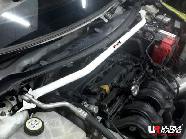 Barra de Torretas Delantera Superior Ultra Racing Ford Fiesta MK7.5 1.6 13+