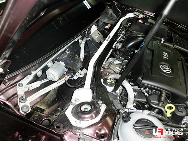 Barra de Torretas Superior Delantera Ultra Racing Passat B8