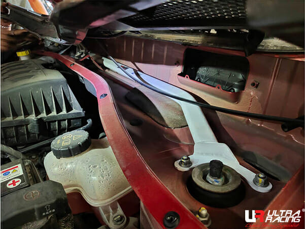 Barra de Torretas Delantera Superior Ultra Racing 4070 para MG ZS (SUV) 1.5 2WD Tailandia 17+