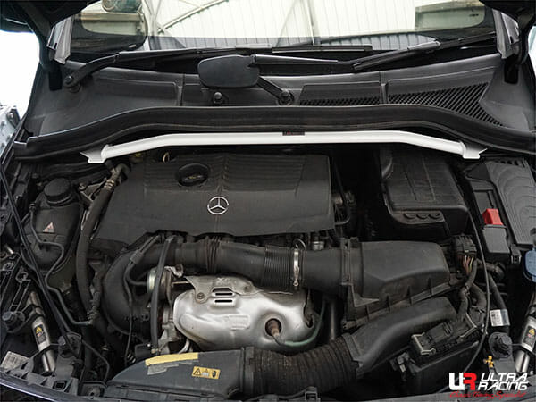 Barra de Torretas Delantera Superior Ultra Racing (4107) para Mercedes W246 B200 1.6T 2WD 11+