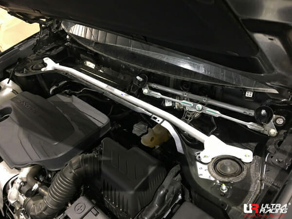 Barra de Torretas Delantera Superior Ultra Racing (4133) para Ssangyong Korando (C300) 1.5T 2WD/4WD 19+