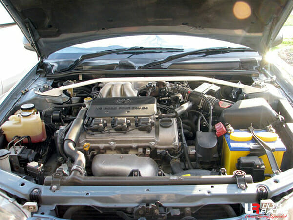 Barra de Torretas Superior Delantera Ultra Racing (612) para Toyota Camry (XV30/ACV36R) 2.2 2WD 02-04