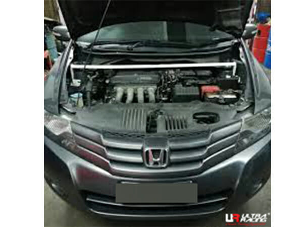 Barra de Torretas Superior Delantera Ultra Racing (688) para Honda City (GM2) 1.5 2WD 08-14