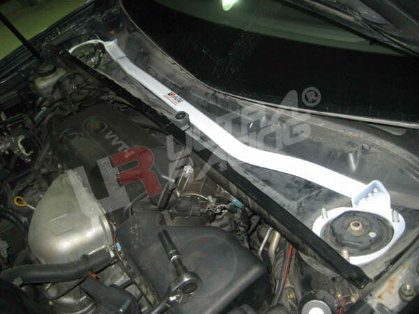Barra de Torretas Delantera Superior (746) Ultra Racing para Lexus RX 330 (XU30) 03-08/Toyota Harrier 04-09
