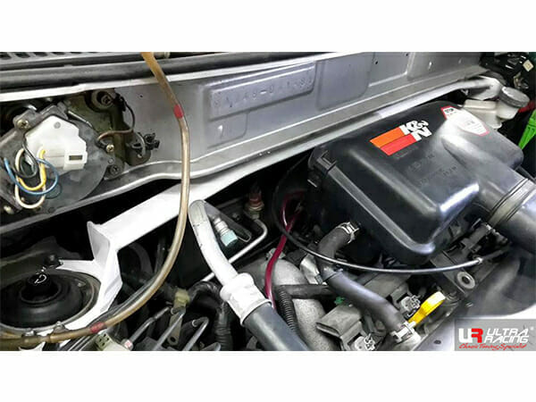 Barra de Torretas Superior Delantera Ultra Racing (816) para Suzuki Solio 1.3 2WD 03-08