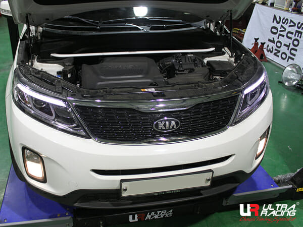 Barra de Torretas Delantera Superior Ultra Racing 2630 para Kia Sorento (XM) 2.0D 13-14