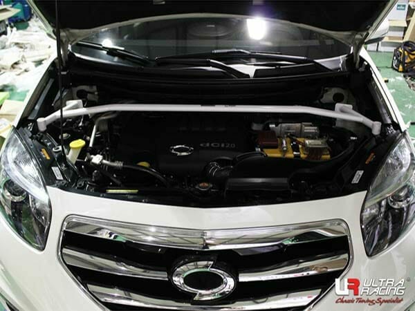 Barra de Torretas Delantera Superior Ultra Racing (2683) para Renault Samsung QM5 2.0D 2WD/4WD 07-17
