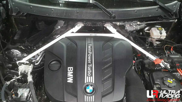 Barra de Torretas Delantera Superior Ultra Racing (3408) BMW F15/F16